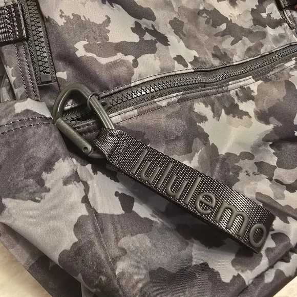 Lululemon Athletica Backpack 22L. Thawed Camo Grey Multi. - Picture 7 of 15
